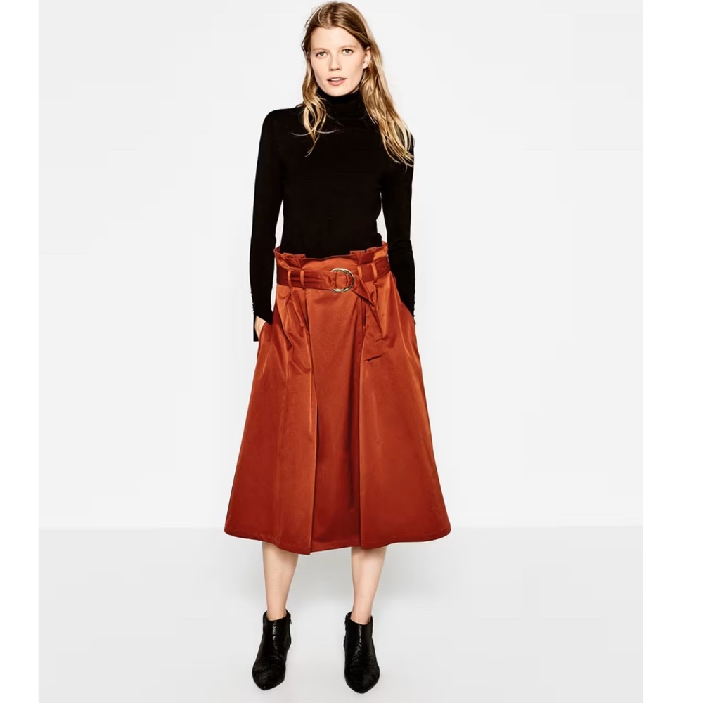 LIKE NEW 🔥 ZARA. Skirt with Buckle